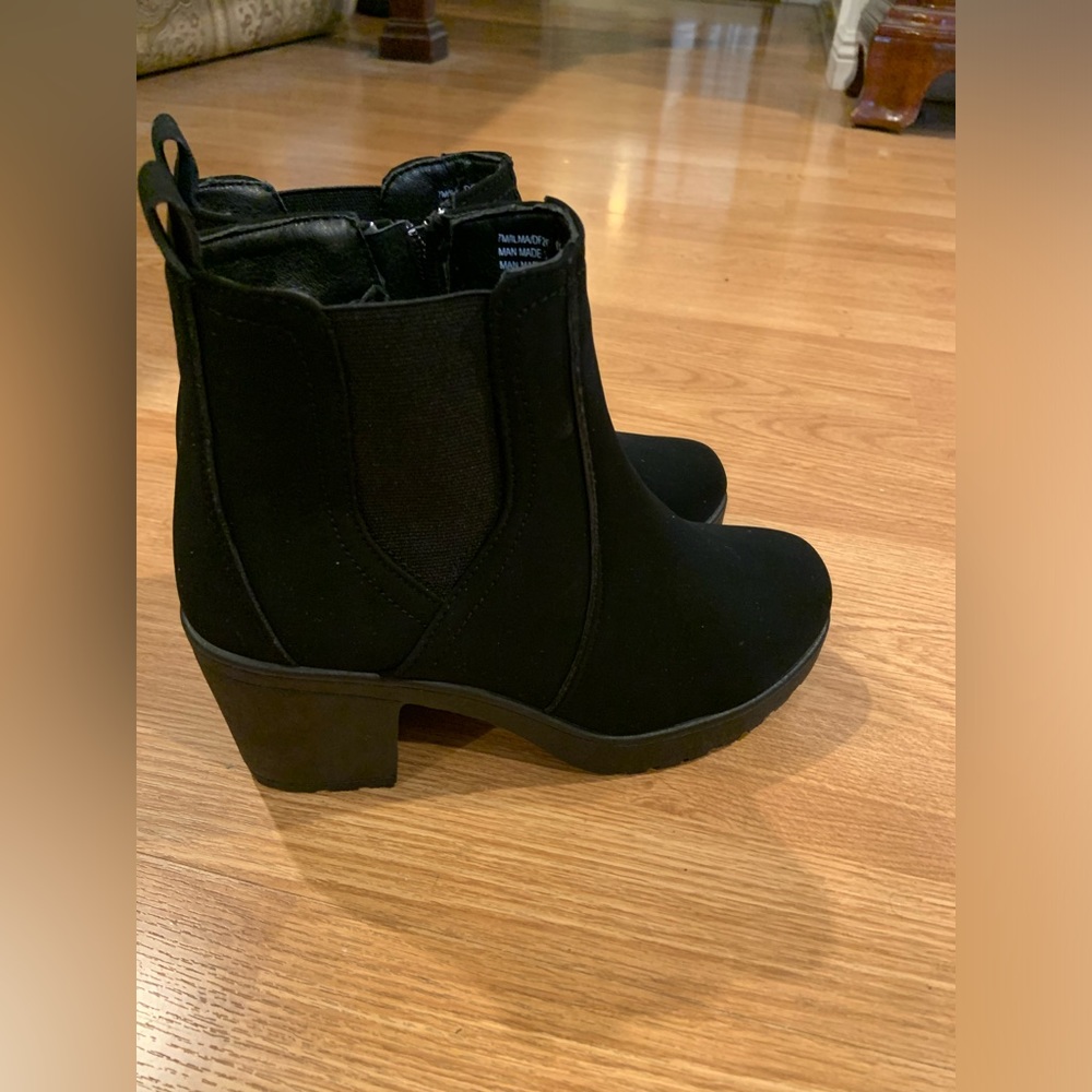 Daisy Fuentes booties